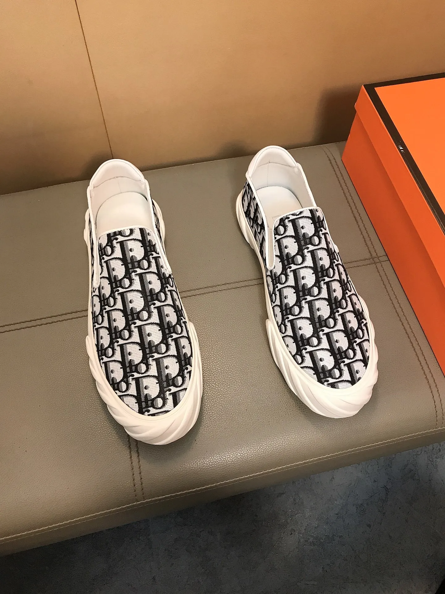 Factory price 380 👉👉[Dior] Dior’s latest model is carefully crafted and set off the audience! An international brand that continues to innovate. This men's high-top all-season casual shoe is made of brand printed material on the upper, pigskin lining and rubber non-slip outsole. It is breathable and comfortable and speaks for itself with quality👄 Size: 38-44